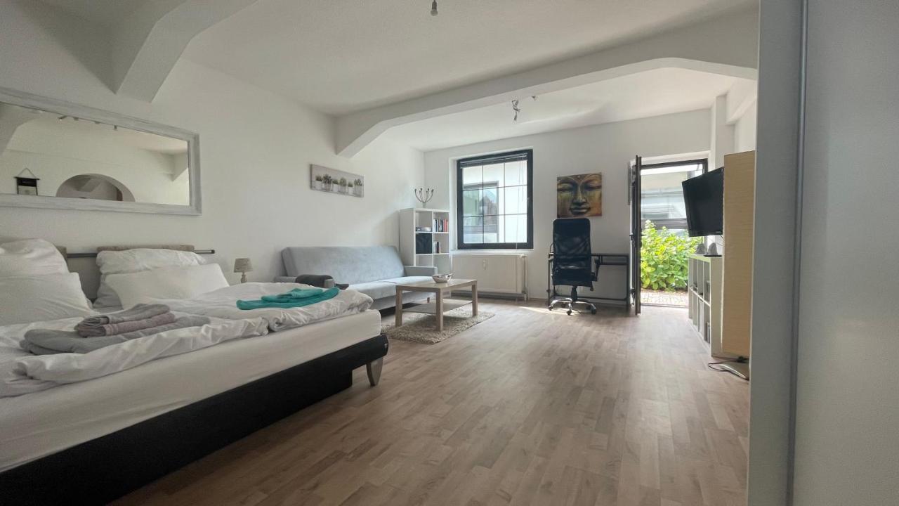 Ferienwohnung Oase im Hinterhofhaus,Terrasse, Fahrräder, Parkplatz, Ruhe, Netfilx Duisburg Exterior foto