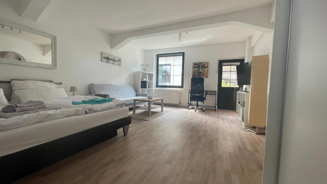 Ferienwohnung Oase im Hinterhofhaus,Terrasse, Fahrräder, Parkplatz, Ruhe, Netfilx Duisburg Exterior foto